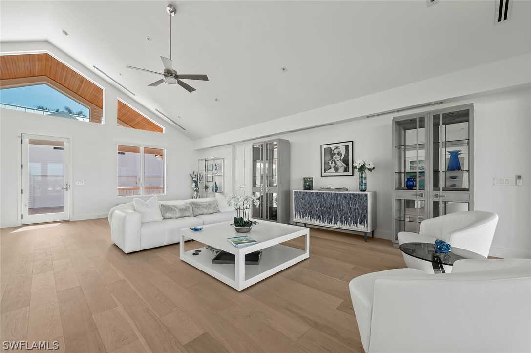 71 18th, Naples, FL 34102
