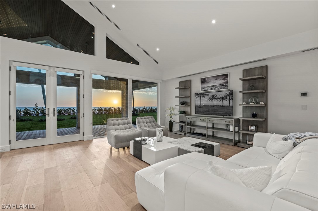 71 18th, Naples, FL 34102