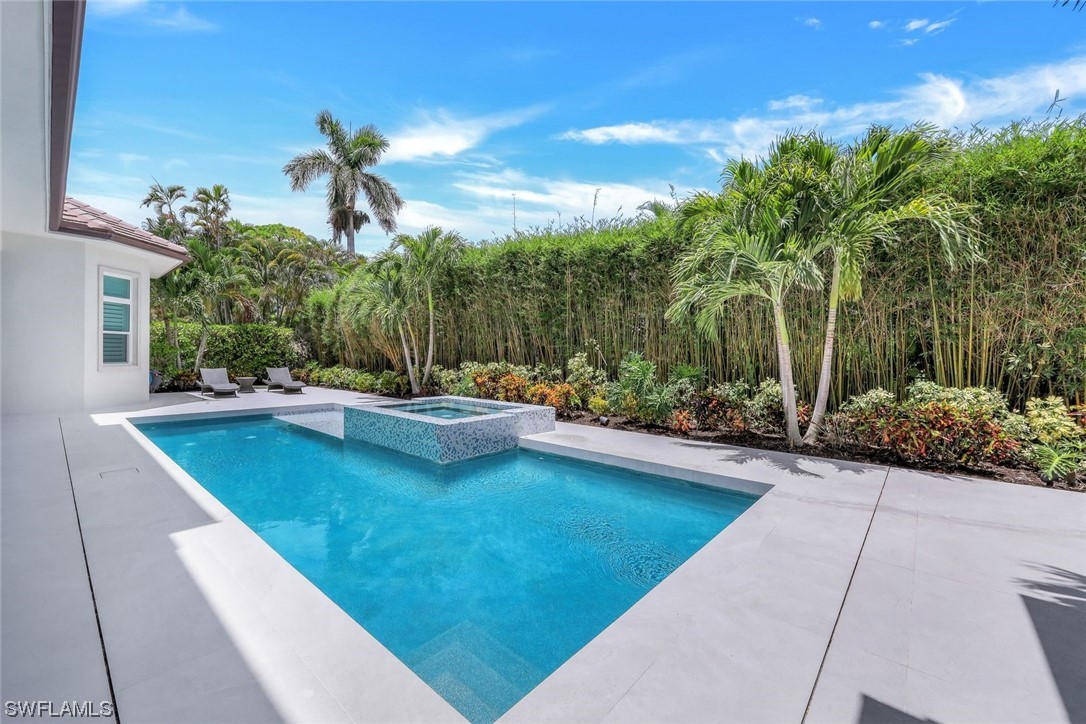 569 Neapolitan, Naples, FL 34103