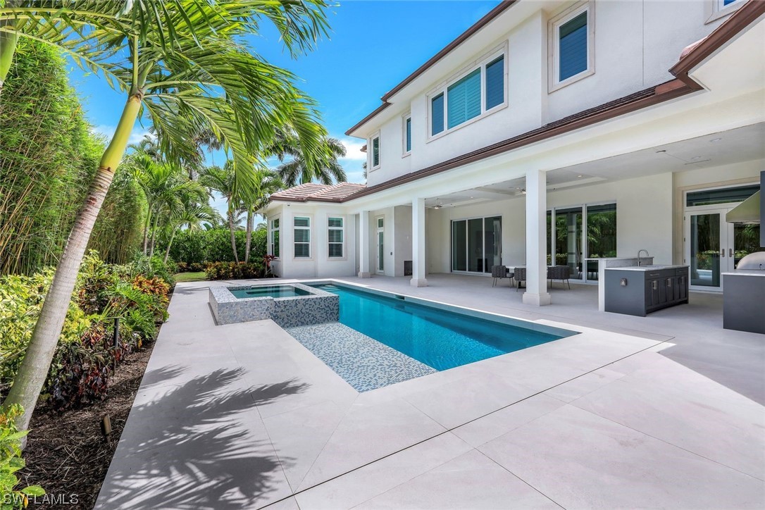 569 Neapolitan, Naples, FL 34103