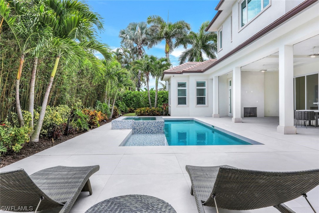 569 Neapolitan, Naples, FL 34103
