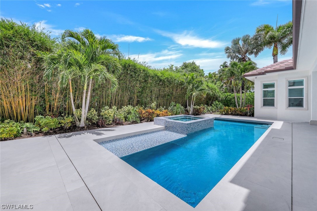 569 Neapolitan, Naples, FL 34103