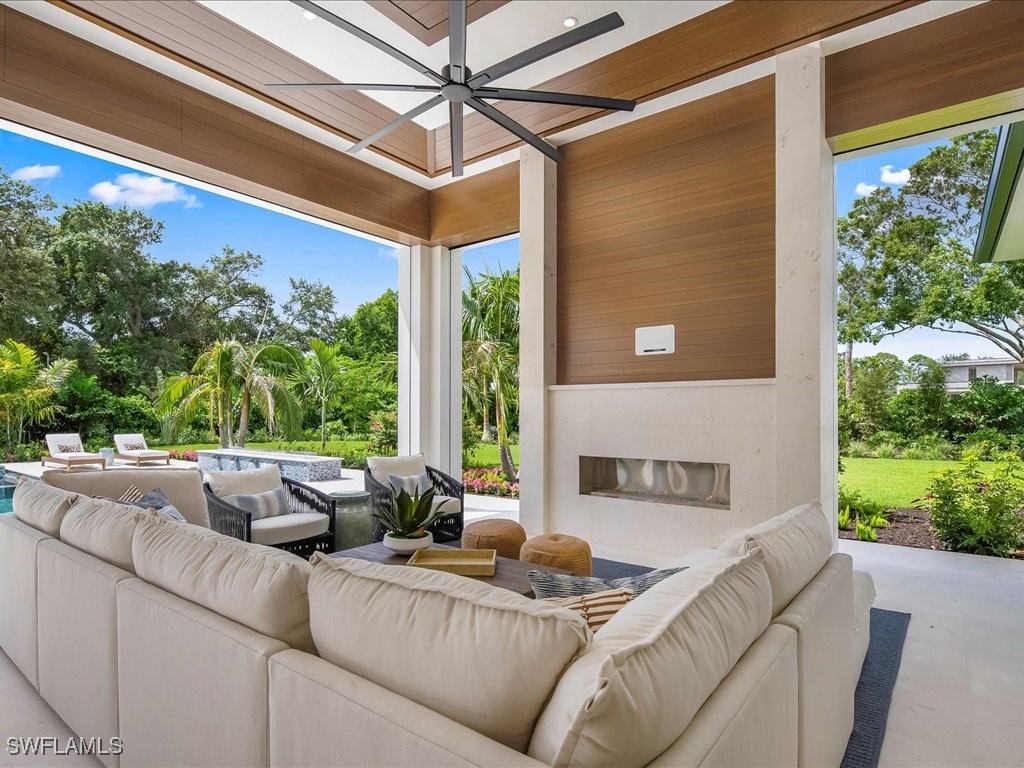 208 Hickory, Naples, FL 34108