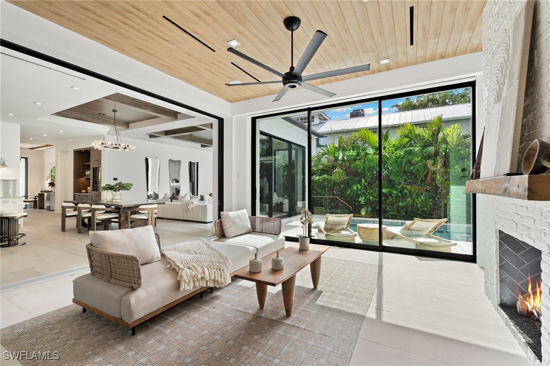 273 10th, Naples, FL 34102