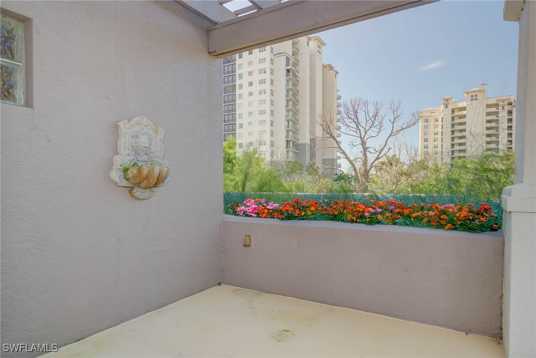 445 Cove Towers Unit 304, Naples, FL 34110