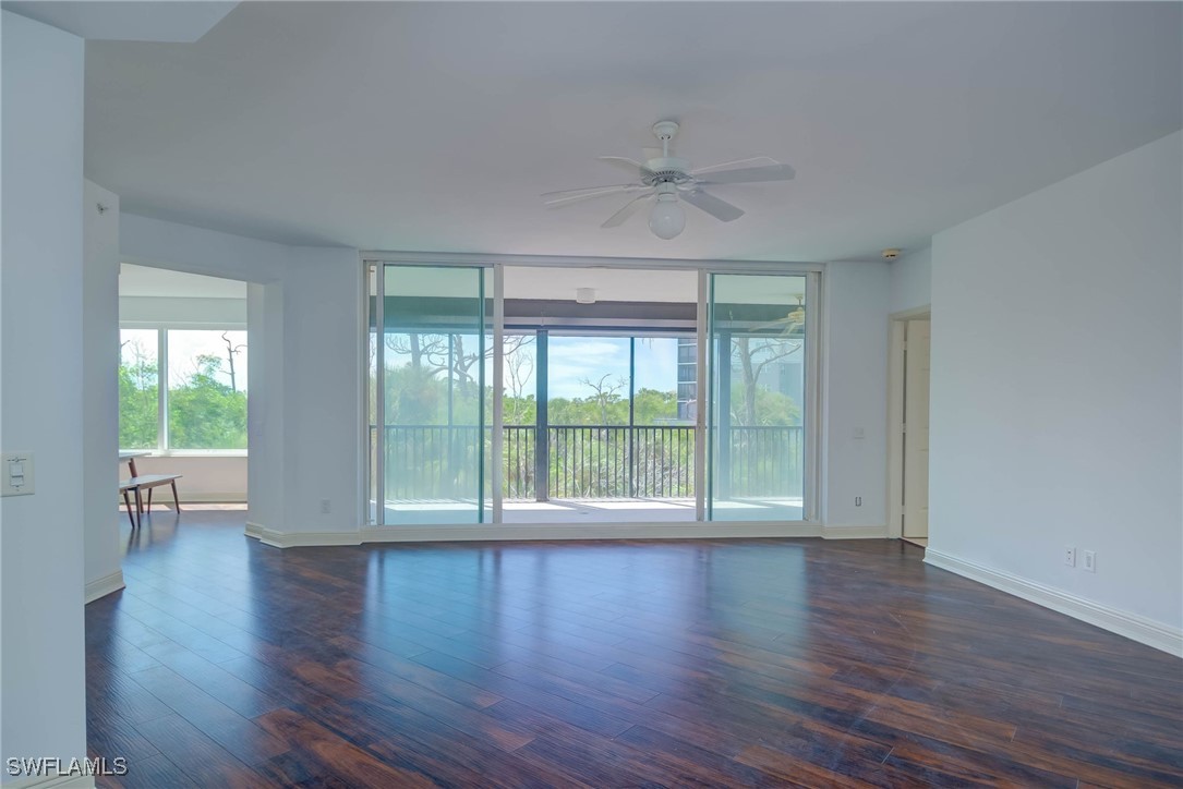 445 Cove Towers Unit 304, Naples, FL 34110