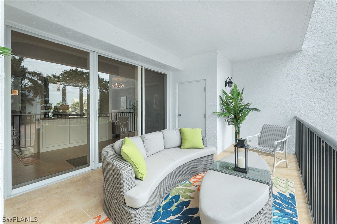 700 La Peninsula Unit 206, Naples, FL 34113