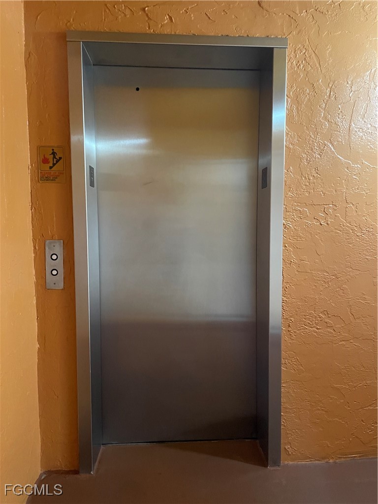 2366 Mall Unit 304, Fort Myers, FL 33901