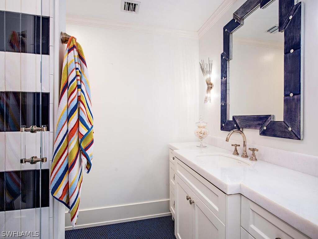 9811 Gulf Shore Unit 101, Naples, FL 34108