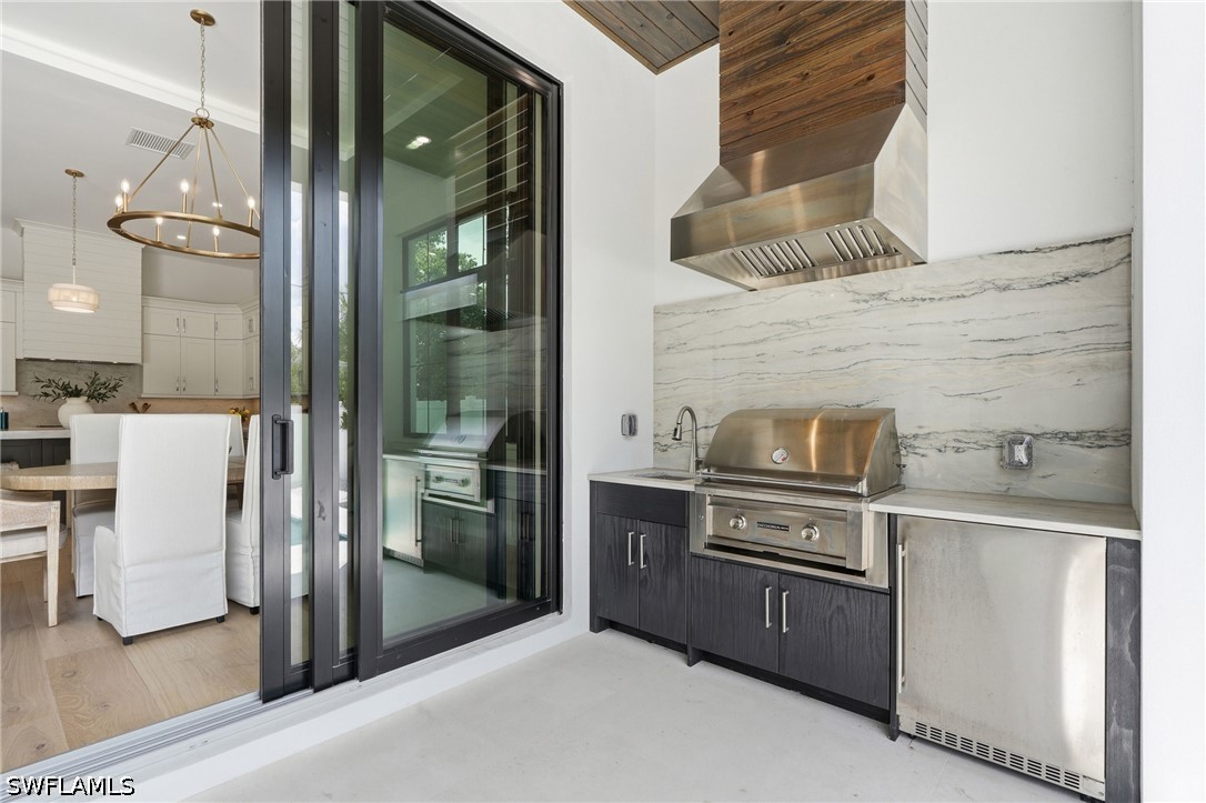 1102 9th, Naples, FL 34102