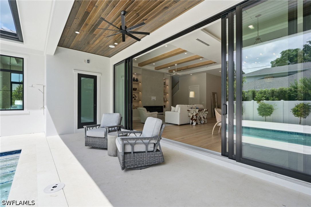 1102 9th, Naples, FL 34102