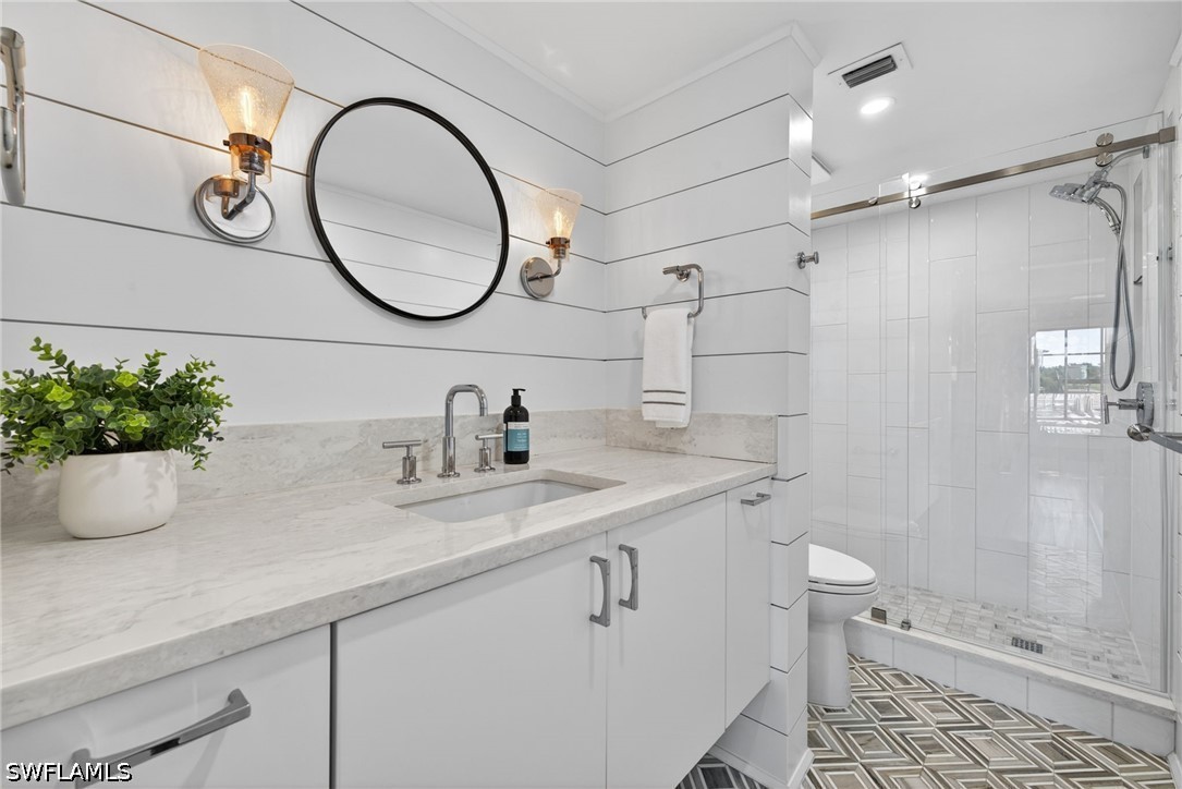 6080 Pelican Bay Unit 205, Naples, FL 34108