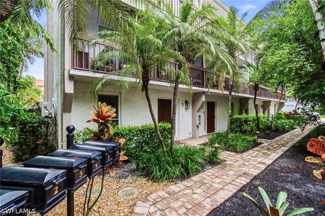 995 9th Unit 4, Naples, FL 34102