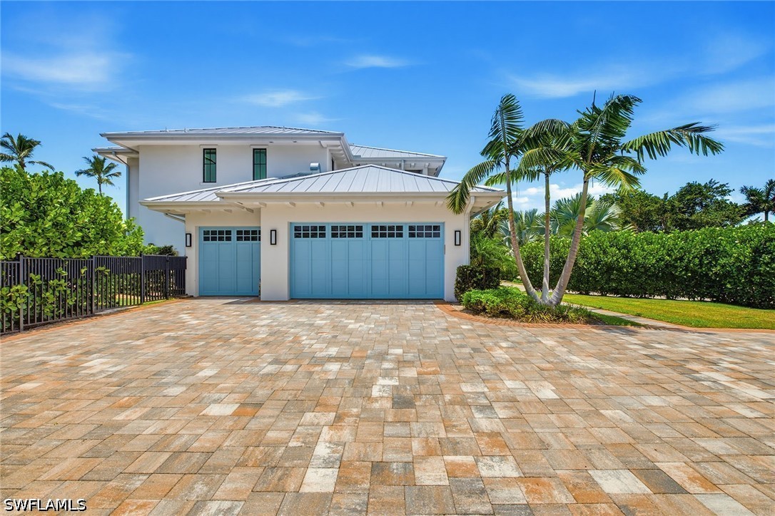 692 Banyan, Naples, FL 34102