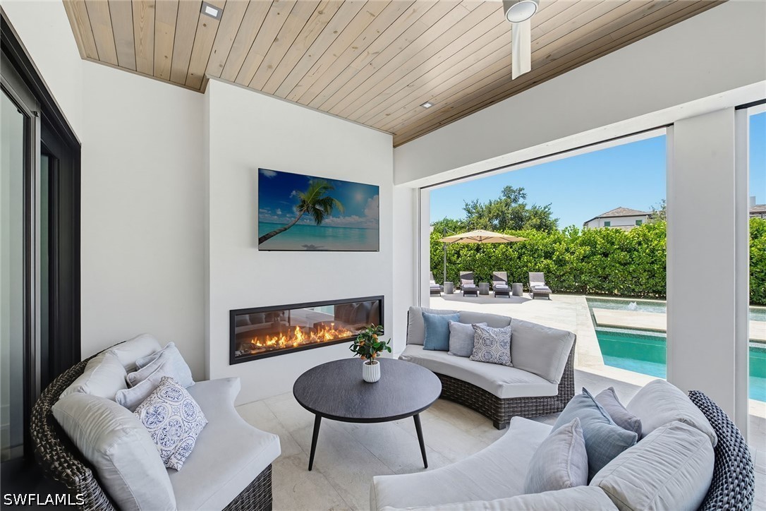 692 Banyan, Naples, FL 34102