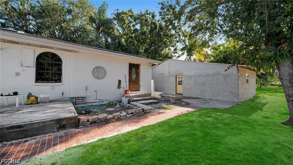 1672 Many, North Fort Myers, FL 33903