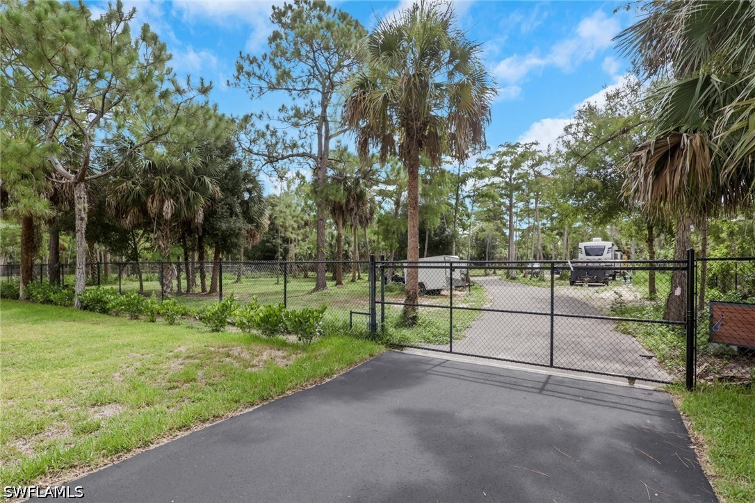 634 19th, Naples, FL 34117