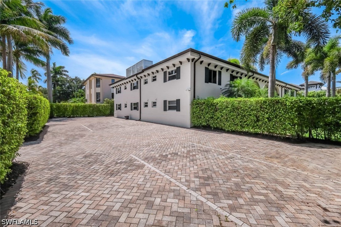 960 7th Unit 105, Naples, FL 34102