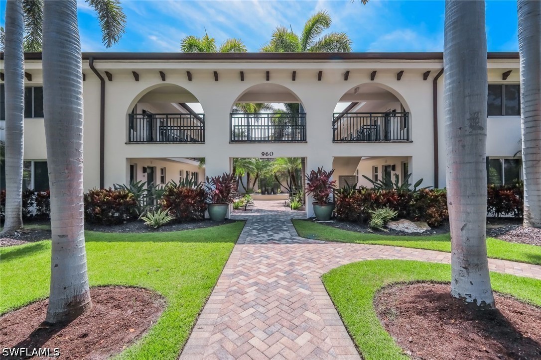 960 7th Unit 105, Naples, FL 34102