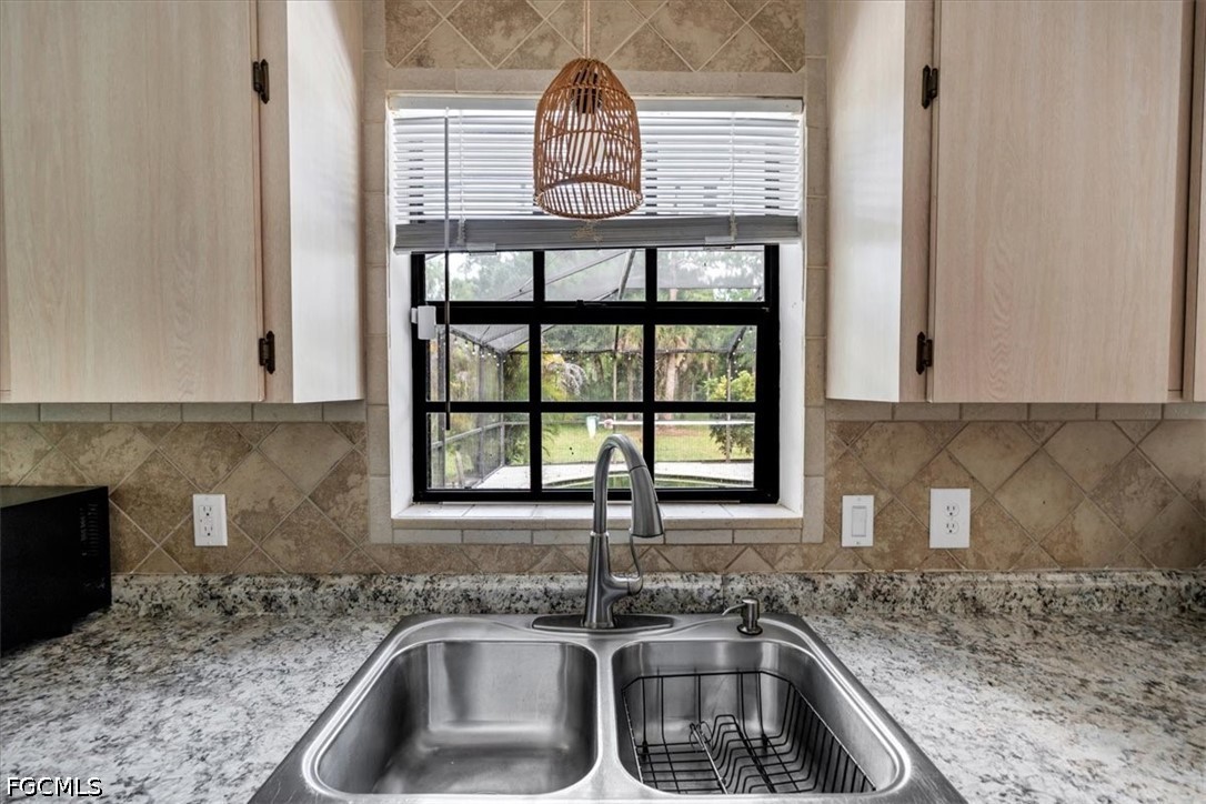 580 16th, Naples, FL 34117