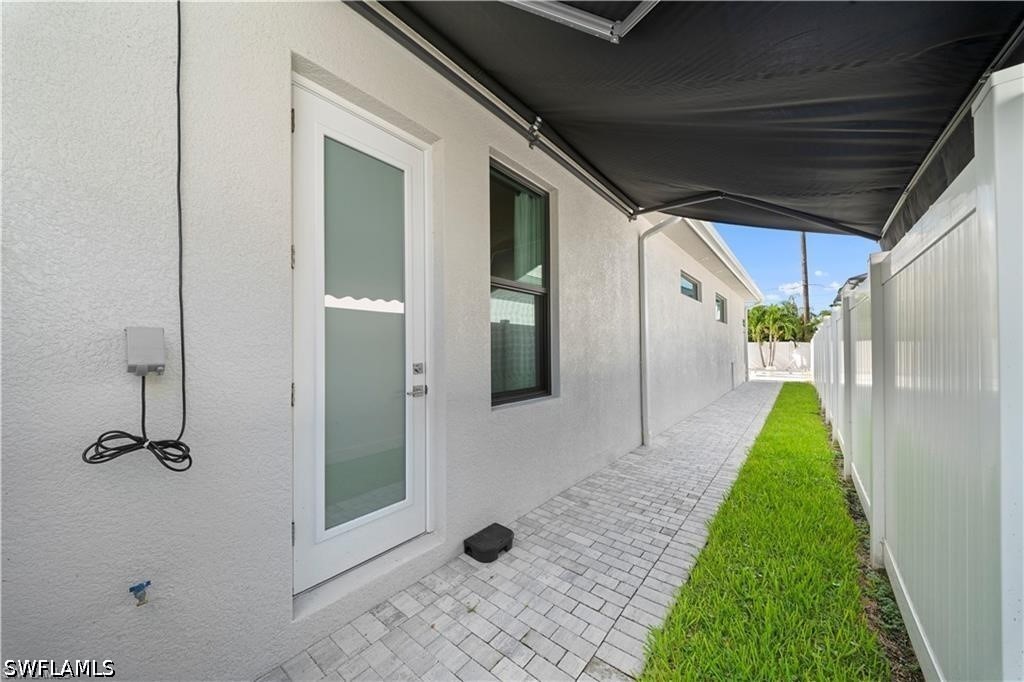 828 100th, Naples, FL 34108