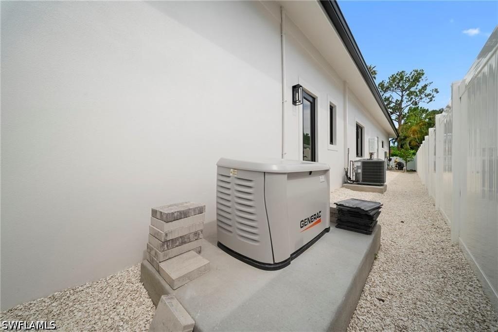 658 93rd, Naples, FL 34108