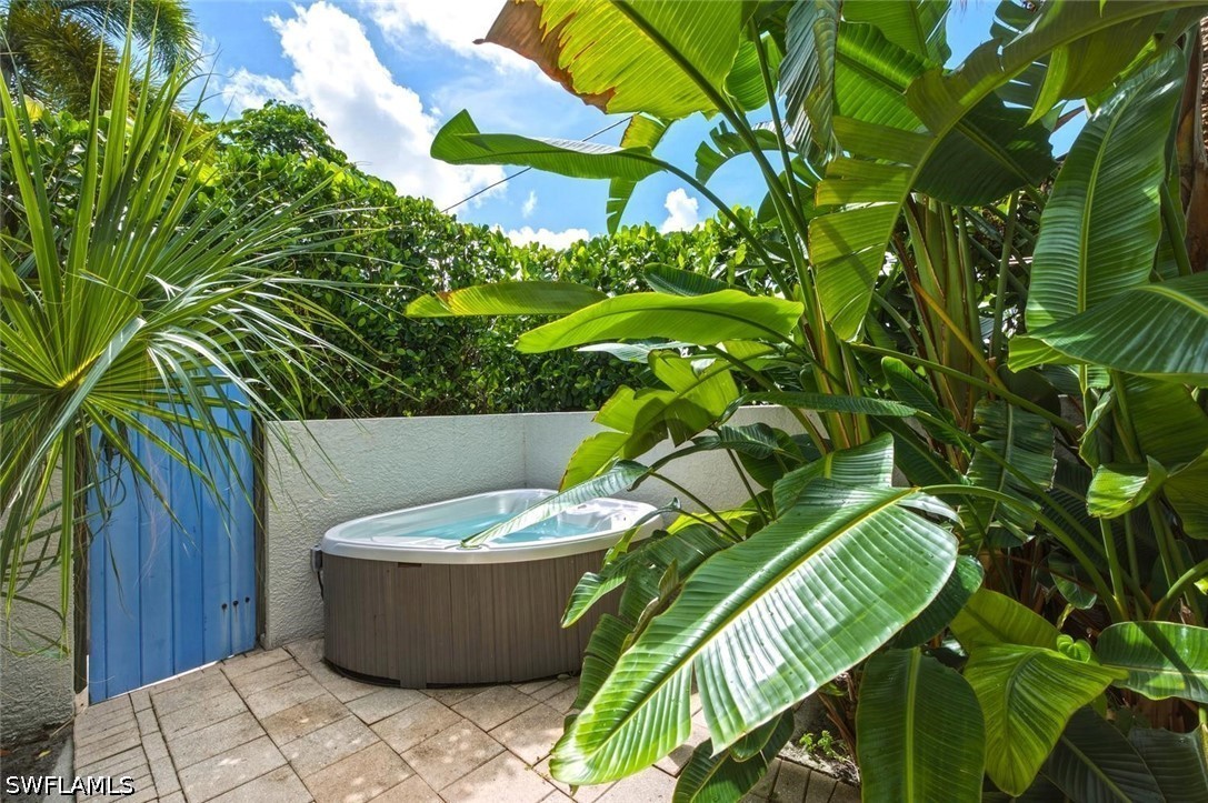 576 96th, Naples, FL 34108