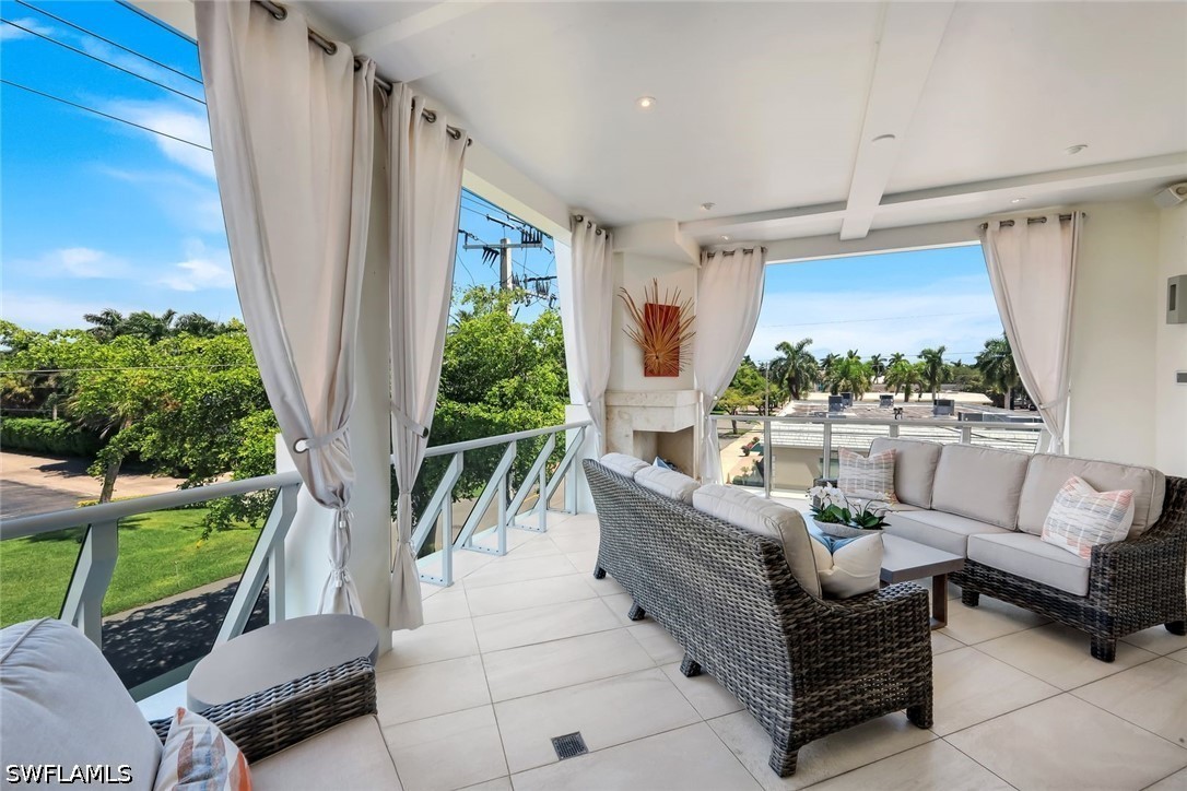 382 12th Unit 202, Naples, FL 34102