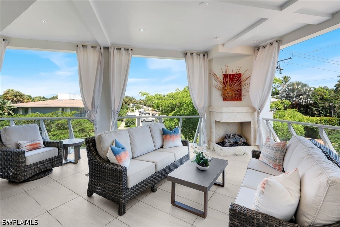382 12th Unit 202, Naples, FL 34102
