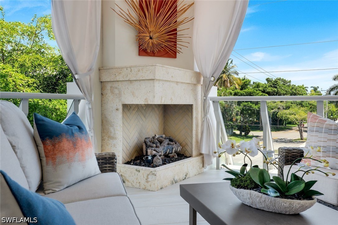 382 12th Unit 202, Naples, FL 34102