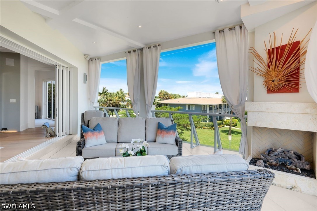 382 12th Unit 202, Naples, FL 34102
