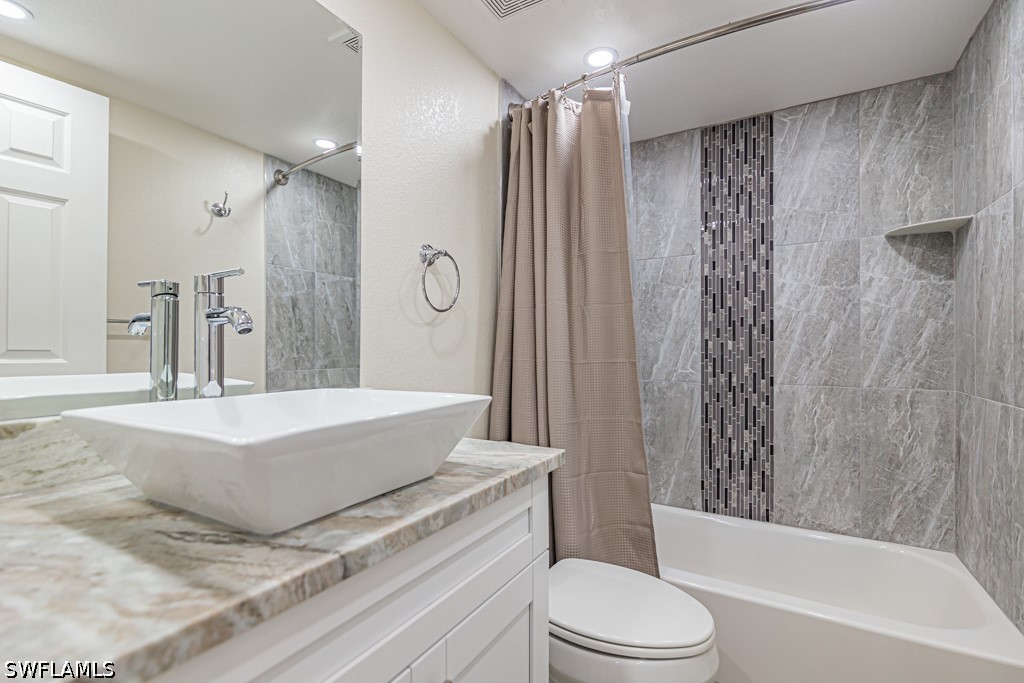 2562 Kings Lake Unit 102, Naples, FL 34112