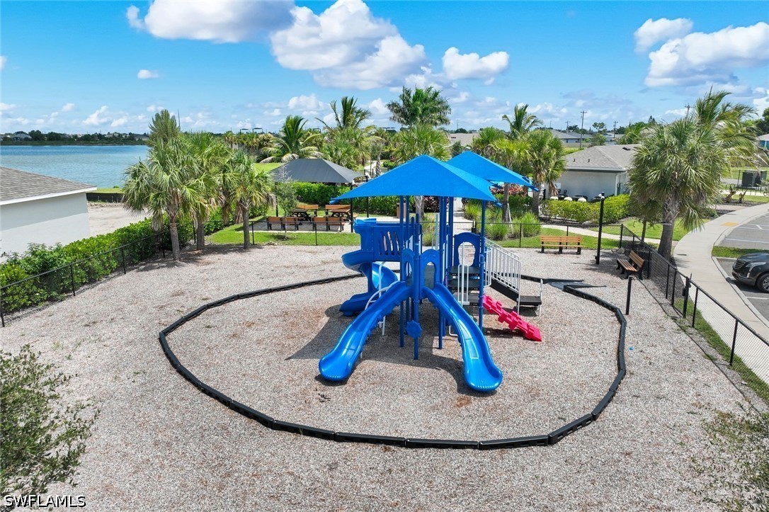 950 Stonewater Lake, Cape Coral, FL 33993