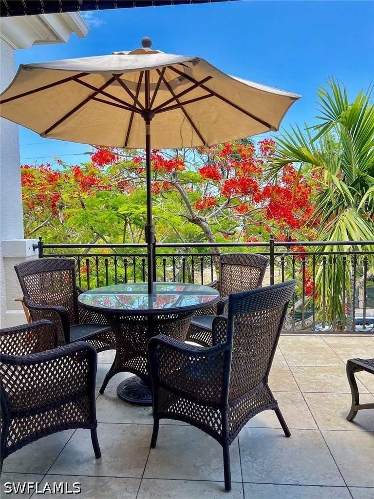 411 6th Unit 301, Naples, FL 34102
