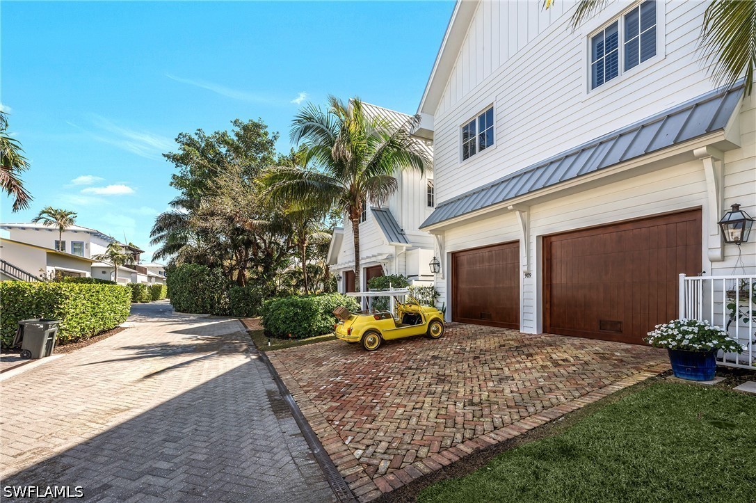 909 10th, Naples, FL 34102