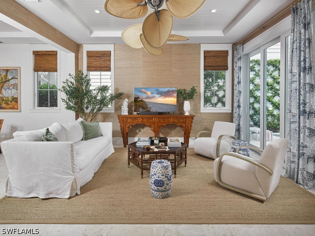 909 10th, Naples, FL 34102