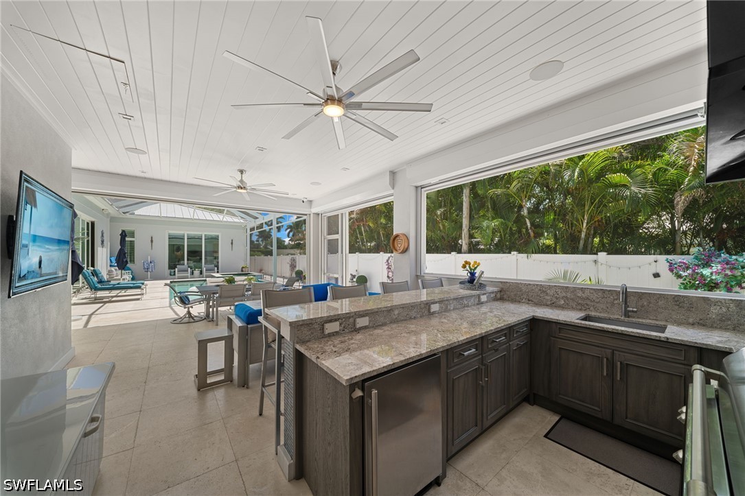 665 10th, Naples, FL 34102