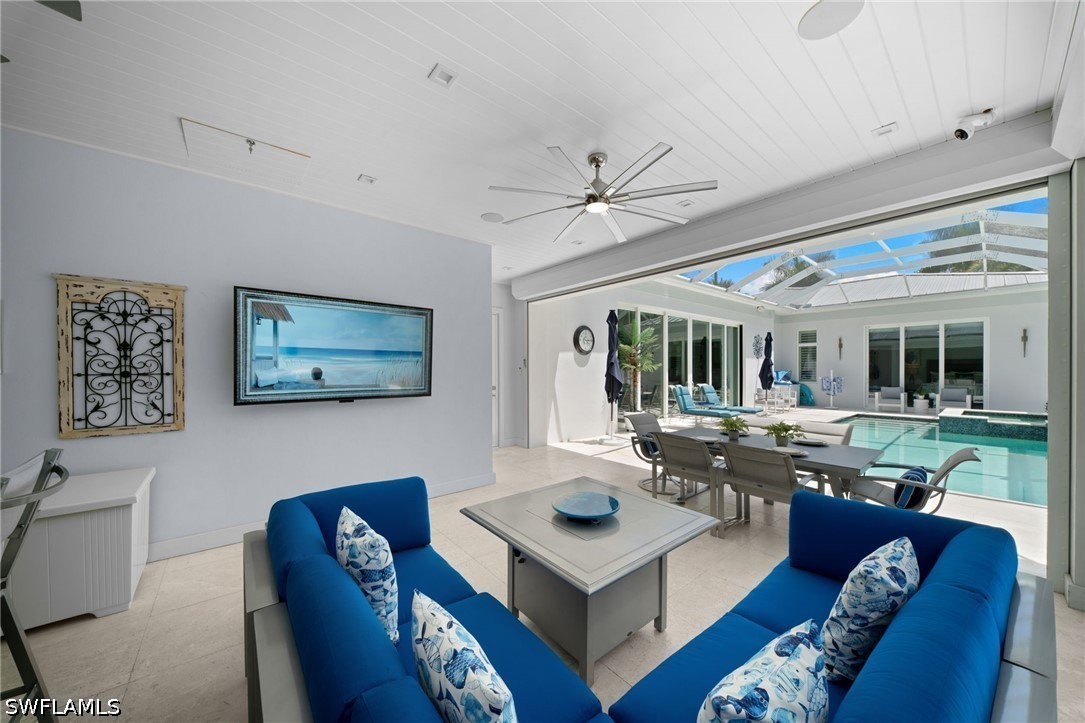 665 10th, Naples, FL 34102