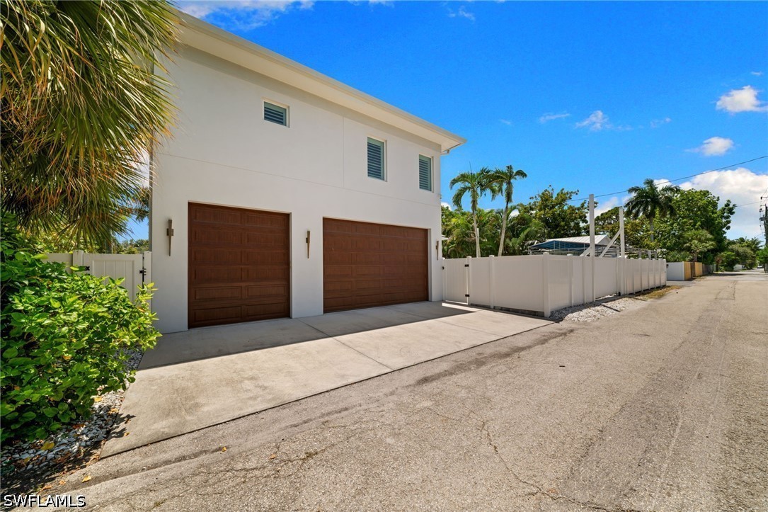 665 10th, Naples, FL 34102