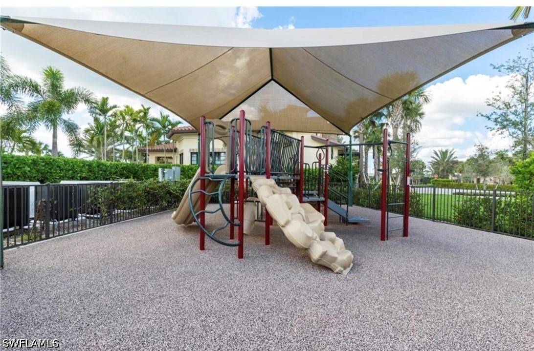 9086 Woodhurst, Naples, FL 34120