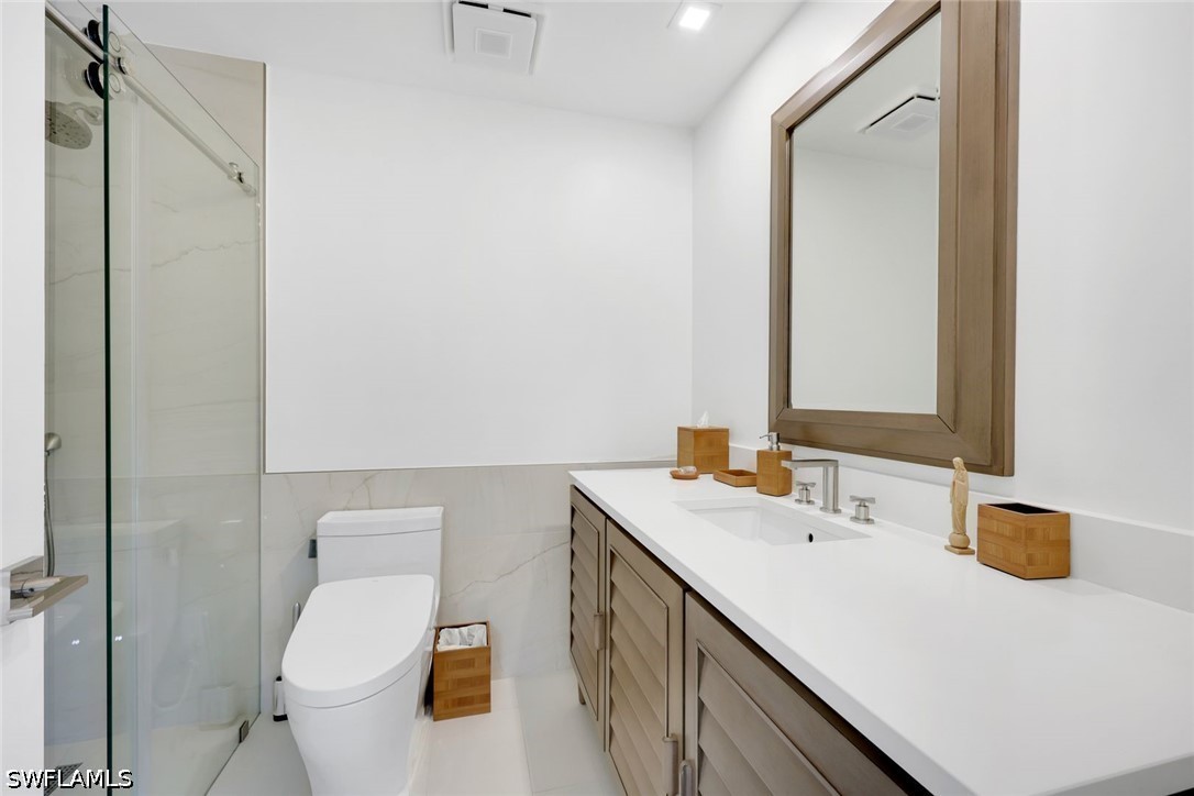 537 104th, Naples, FL 34108