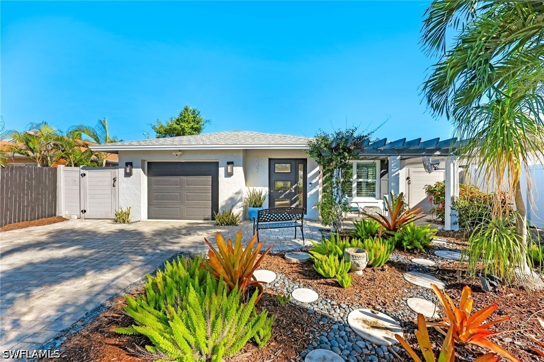 537 104th, Naples, FL 34108