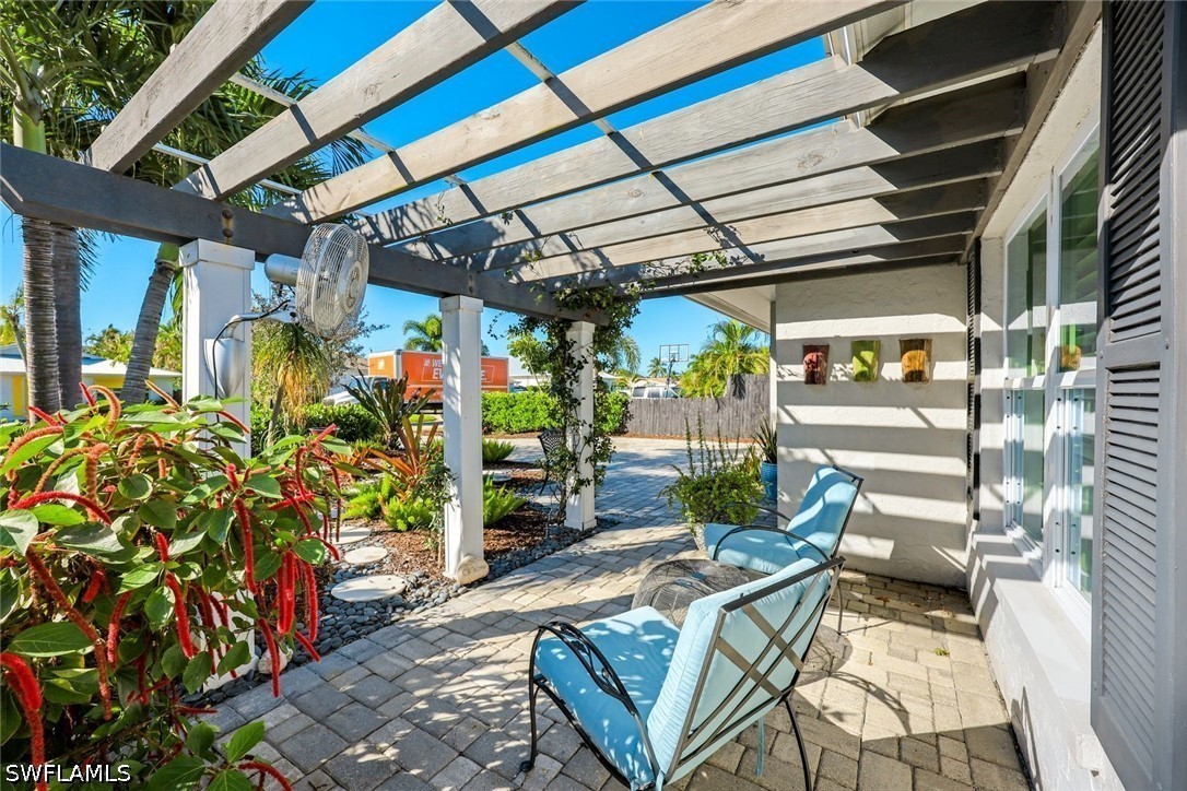 537 104th, Naples, FL 34108