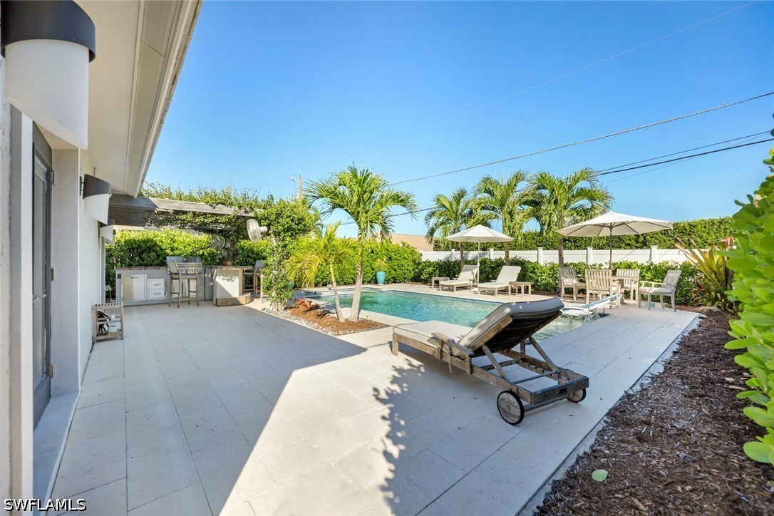 537 104th, Naples, FL 34108