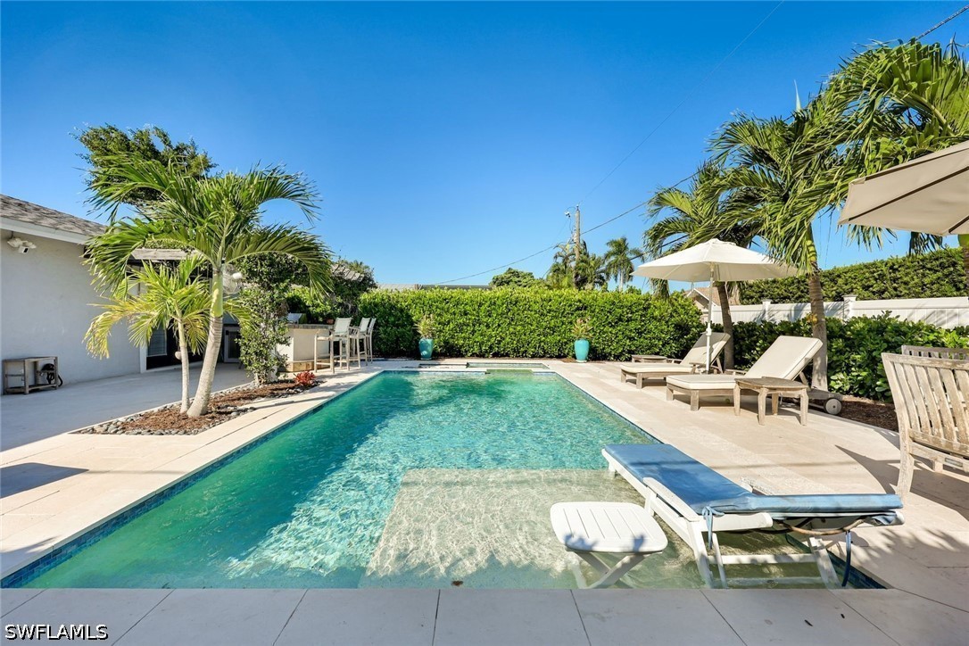 537 104th, Naples, FL 34108