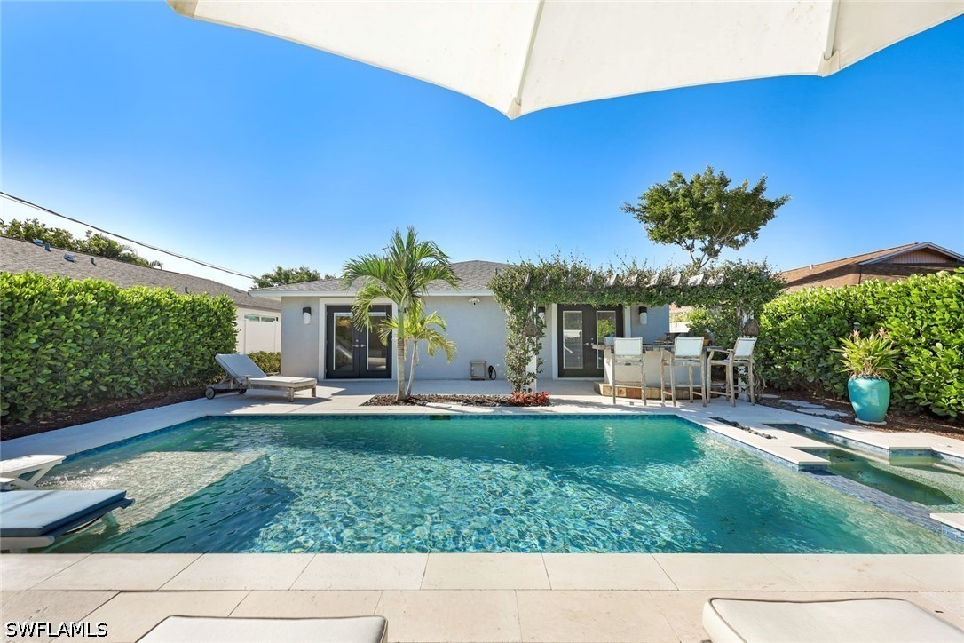 537 104th, Naples, FL 34108