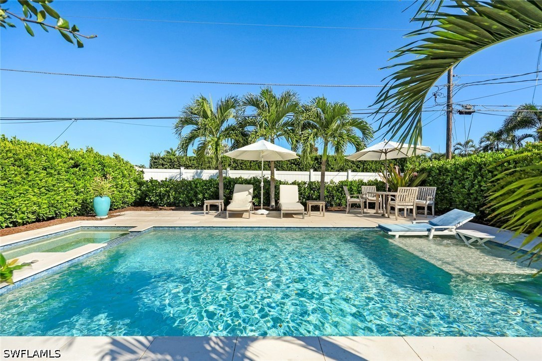 537 104th, Naples, FL 34108