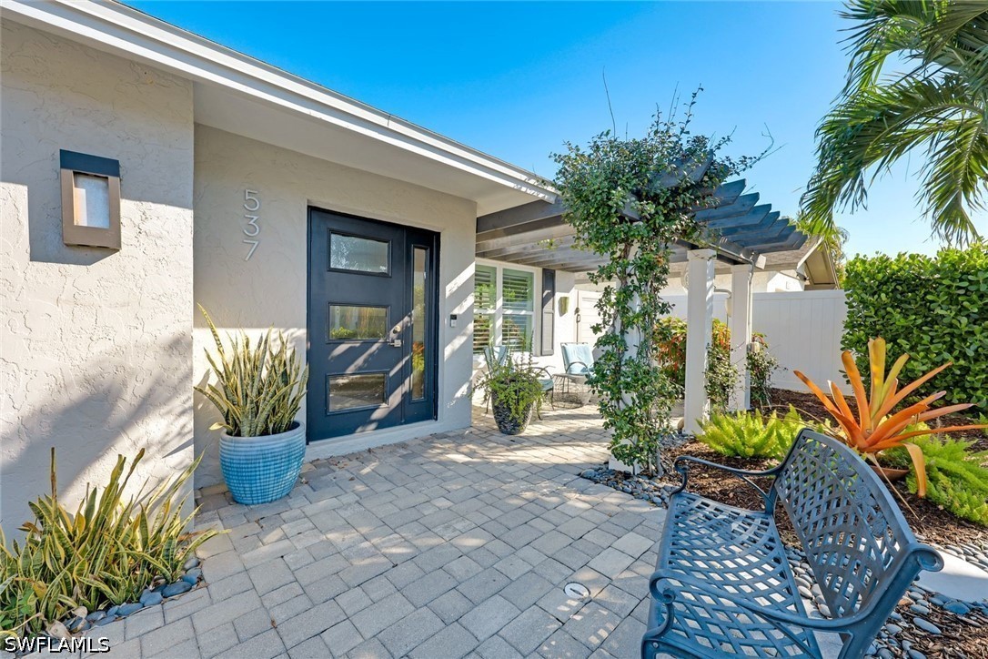537 104th, Naples, FL 34108
