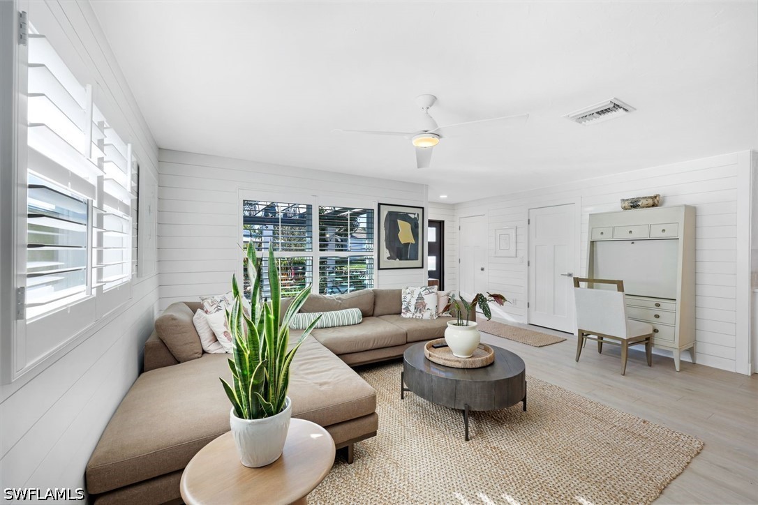 537 104th, Naples, FL 34108