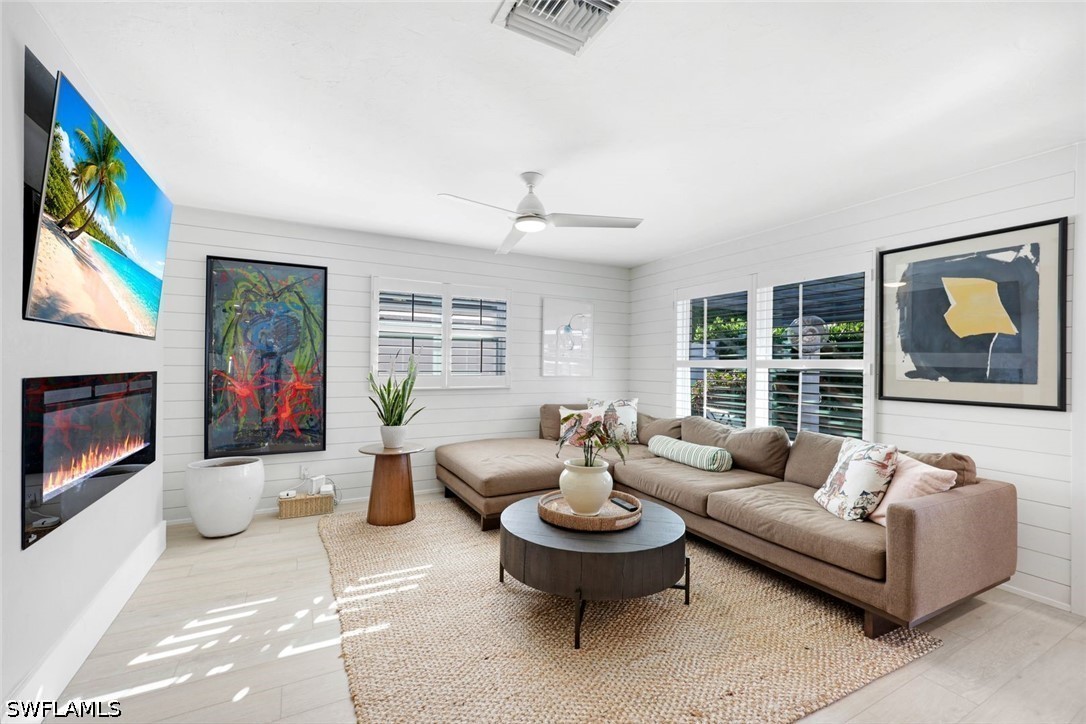 537 104th, Naples, FL 34108